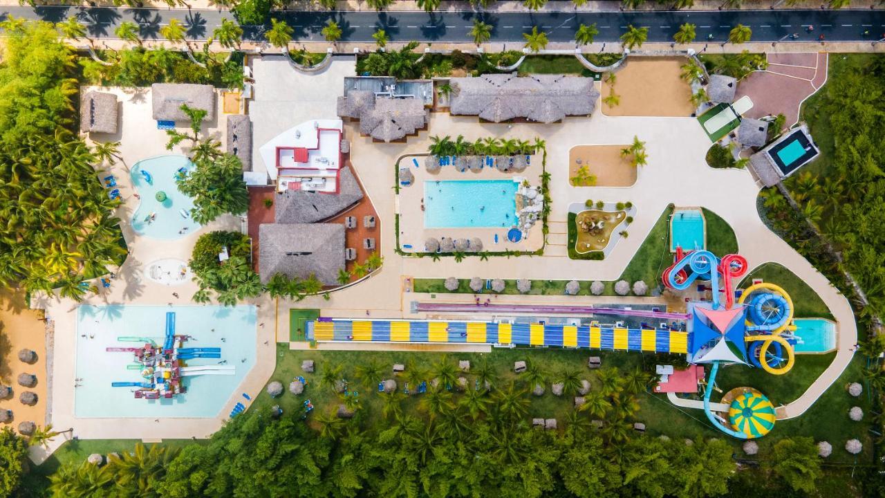 グランド シレニス プンタカナ リゾート カジノ&アクアゲームス オール インクルーシブ Uvero Alto エクステリア 写真 Aerial view of Splash Jungle Water Park
