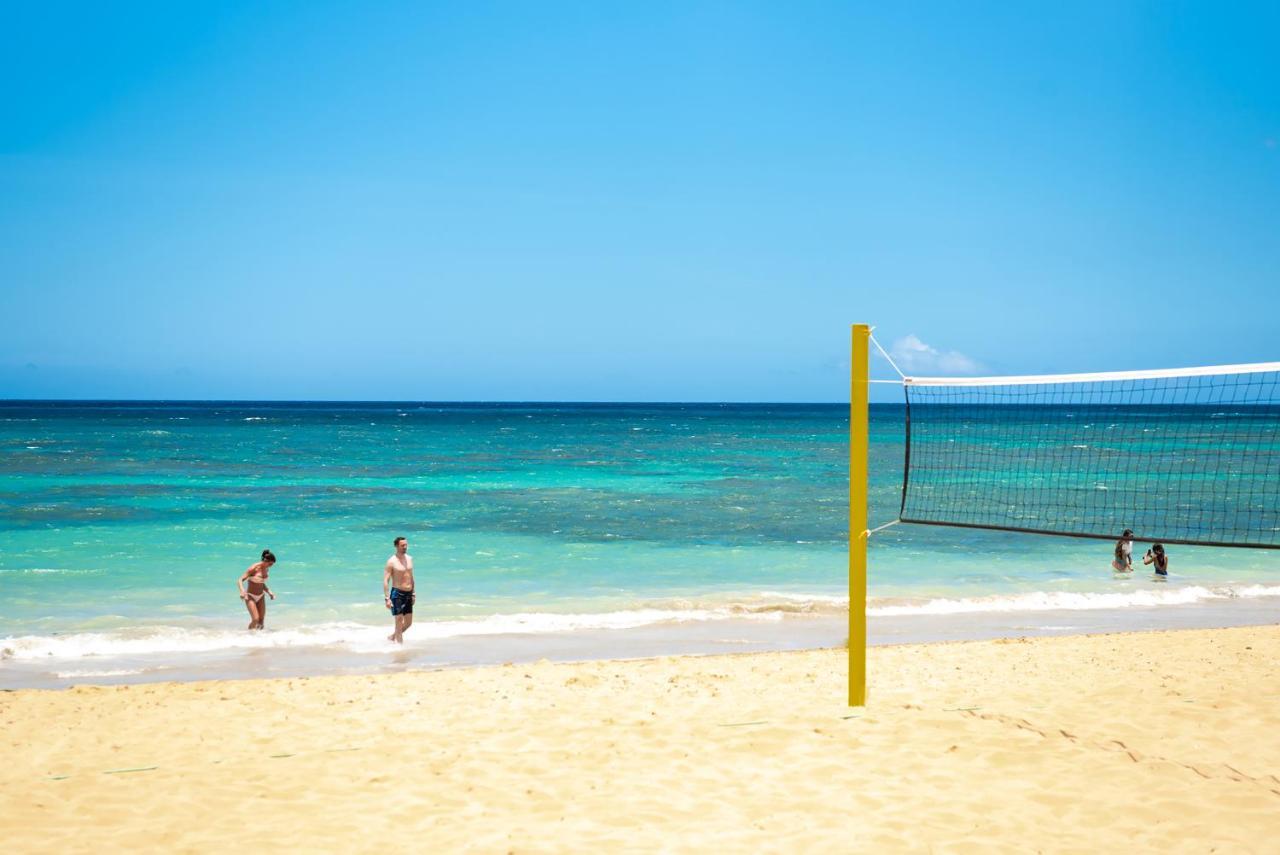 グランド シレニス プンタカナ リゾート カジノ&アクアゲームス オール インクルーシブ Uvero Alto エクステリア 写真 Beach volleyball at the Grand Bahia Principe resort
