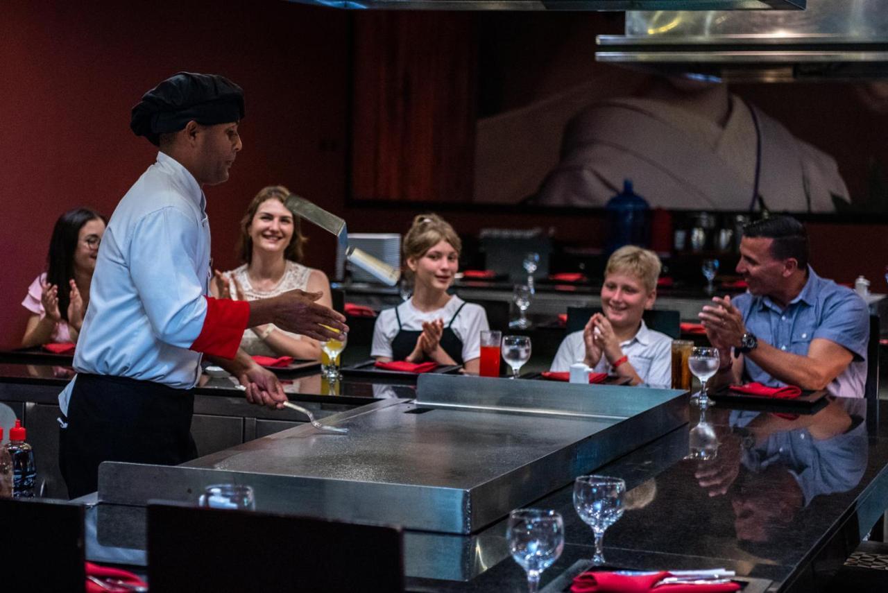 グランド シレニス プンタカナ リゾート カジノ&アクアゲームス オール インクルーシブ Uvero Alto エクステリア 写真 A cooking class at the Culinary Institute of New York at Westchester