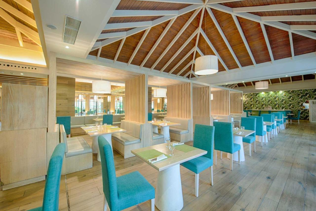 グランド シレニス プンタカナ リゾート カジノ&アクアゲームス オール インクルーシブ Uvero Alto エクステリア 写真 The restaurant at the hotel