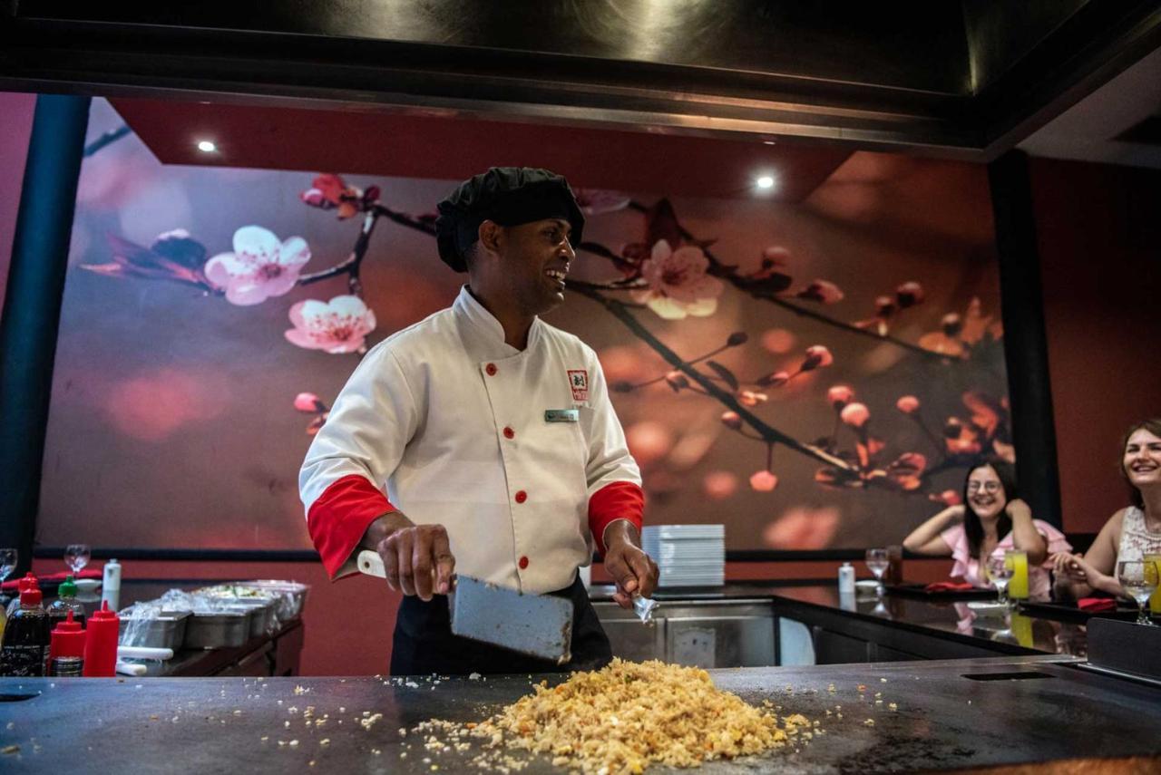 グランド シレニス プンタカナ リゾート カジノ&アクアゲームス オール インクルーシブ Uvero Alto エクステリア 写真 A chef at work