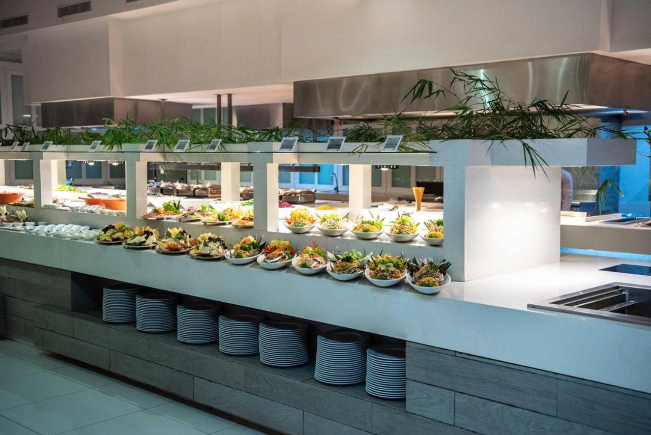 グランド シレニス プンタカナ リゾート カジノ&アクアゲームス オール インクルーシブ Uvero Alto エクステリア 写真 A salad bar