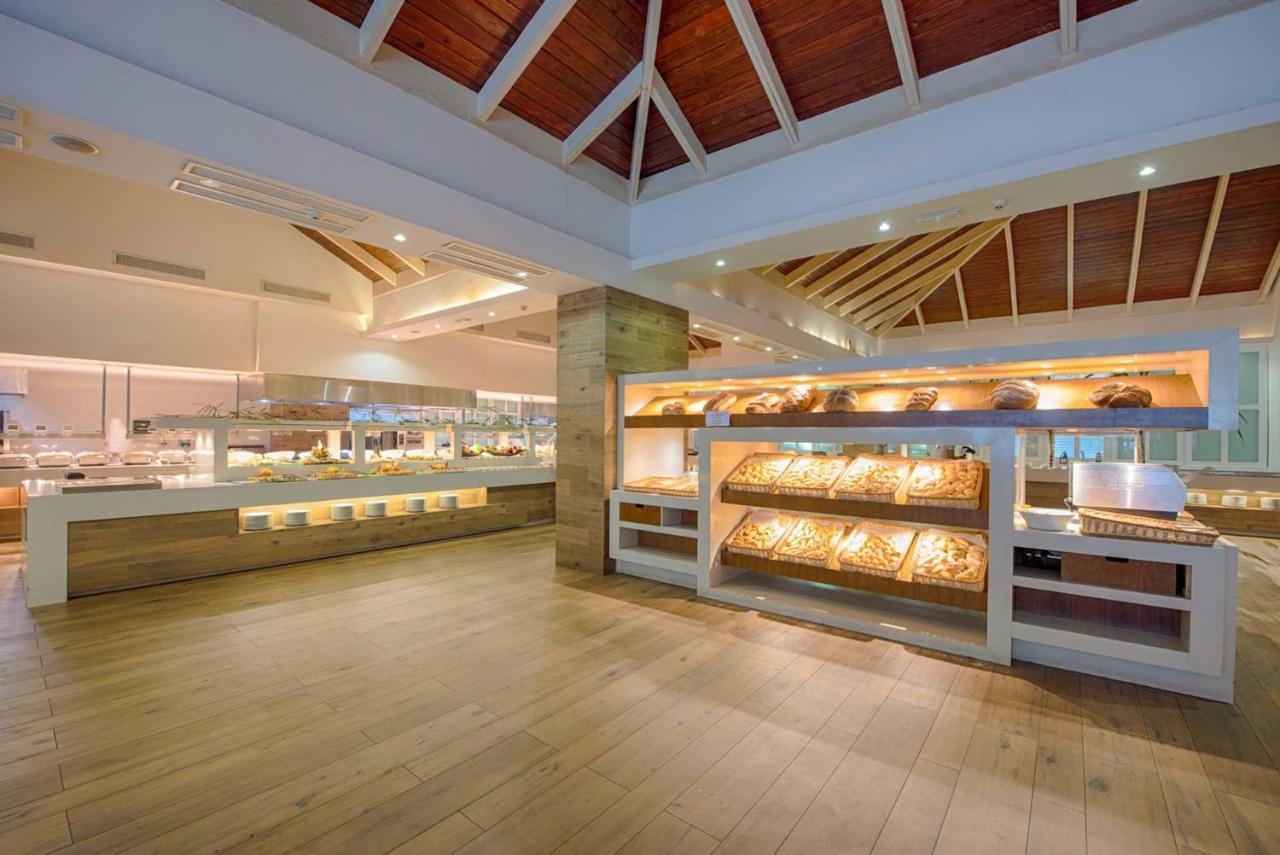 グランド シレニス プンタカナ リゾート カジノ&アクアゲームス オール インクルーシブ Uvero Alto エクステリア 写真 The buffet at the hotel
