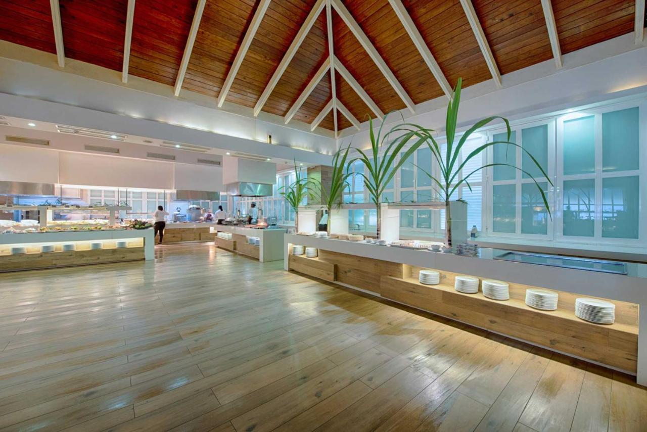 グランド シレニス プンタカナ リゾート カジノ&アクアゲームス オール インクルーシブ Uvero Alto エクステリア 写真 The interior of the airport's main terminal