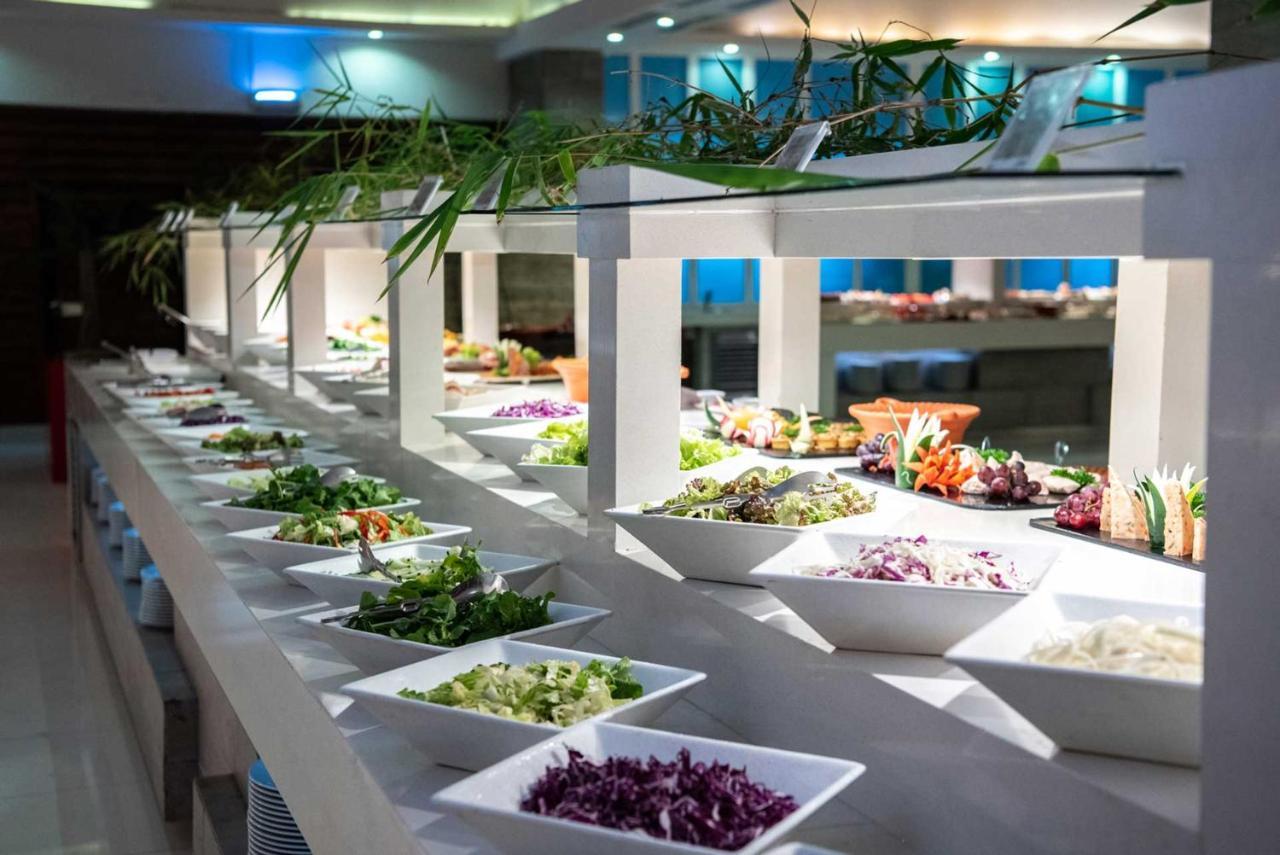 グランド シレニス プンタカナ リゾート カジノ&アクアゲームス オール インクルーシブ Uvero Alto エクステリア 写真 A salad bar