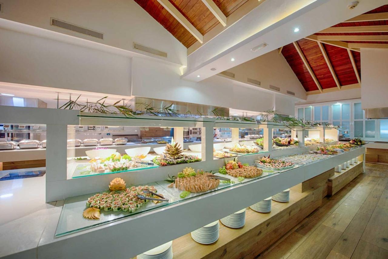 グランド シレニス プンタカナ リゾート カジノ&アクアゲームス オール インクルーシブ Uvero Alto エクステリア 写真 Buffet at a hotel