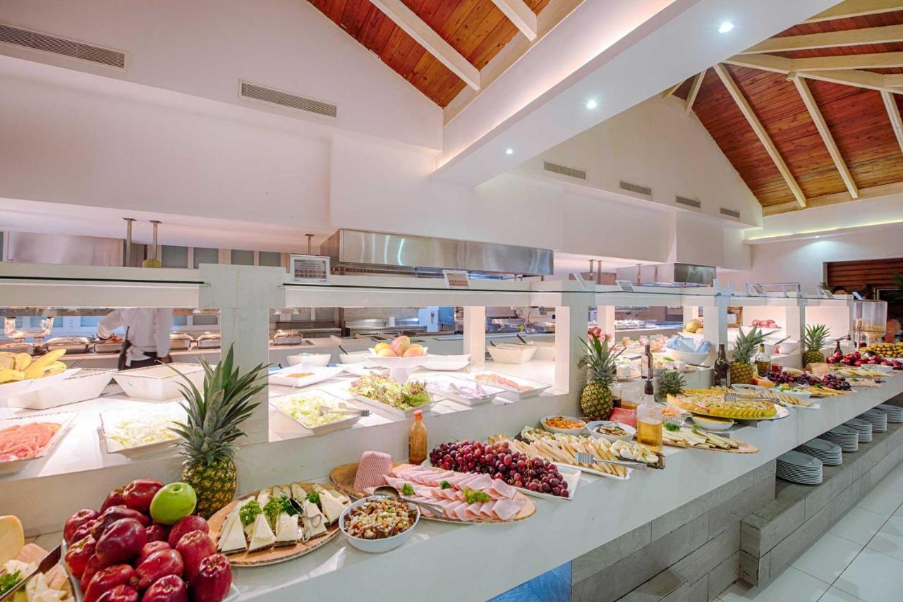 グランド シレニス プンタカナ リゾート カジノ&アクアゲームス オール インクルーシブ Uvero Alto エクステリア 写真 Buffet at a resort