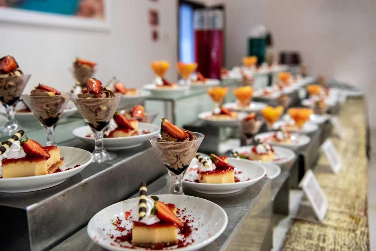 グランド シレニス プンタカナ リゾート カジノ&アクアゲームス オール インクルーシブ Uvero Alto エクステリア 写真 A dessert buffet