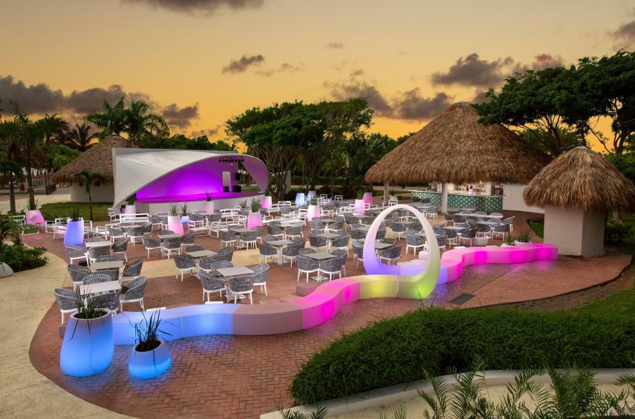 グランド シレニス プンタカナ リゾート カジノ&アクアゲームス オール インクルーシブ Uvero Alto エクステリア 写真 The resort's outdoor theater