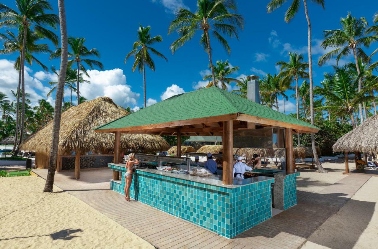 グランド シレニス プンタカナ リゾート カジノ&アクアゲームス オール インクルーシブ Uvero Alto エクステリア 写真 A beach bar in Punta Cana, Dominican Republic