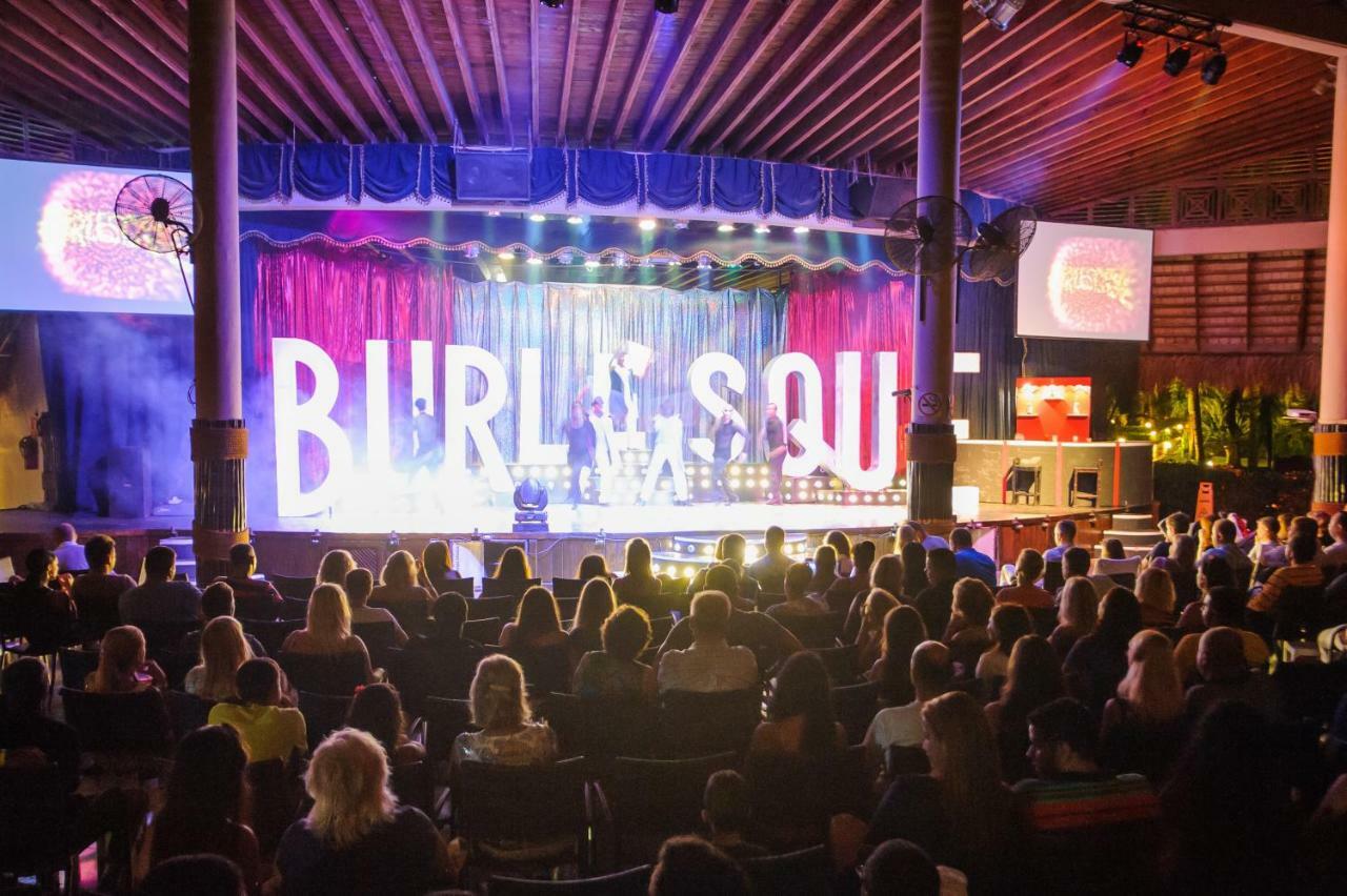 グランド シレニス プンタカナ リゾート カジノ&アクアゲームス オール インクルーシブ Uvero Alto エクステリア 写真 The stage at the 2016 BURLY Awards