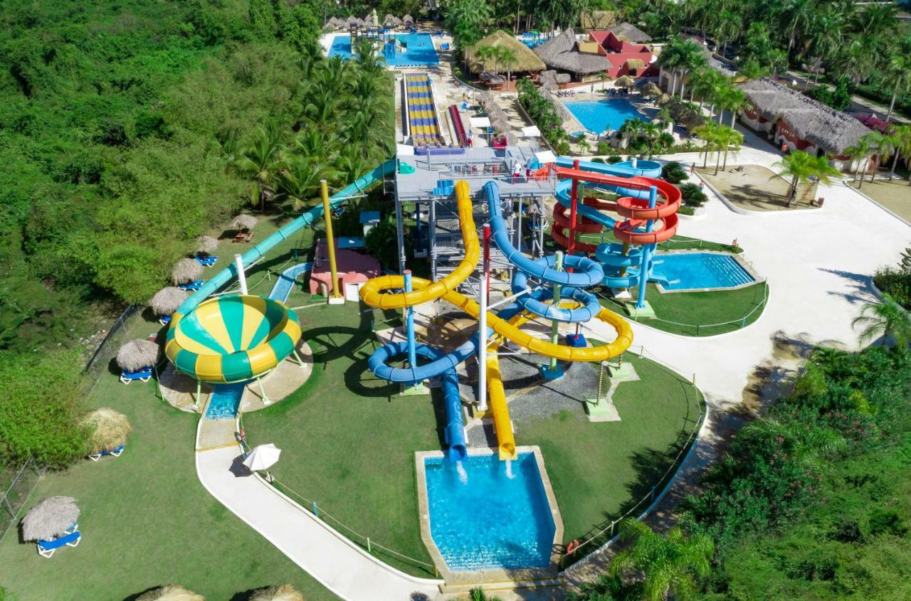 グランド シレニス プンタカナ リゾート カジノ&アクアゲームス オール インクルーシブ Uvero Alto エクステリア 写真 Aerial view of Splash Jungle Water Park